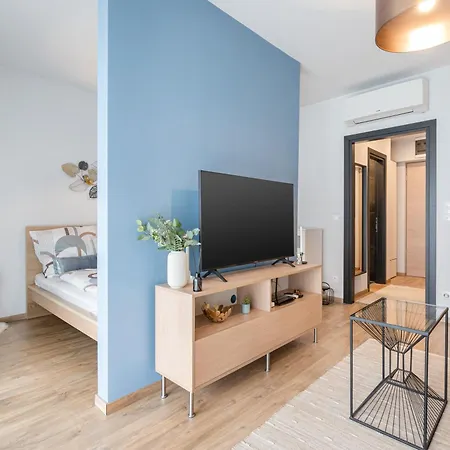 Blooming With Free Underground Parking Apartment